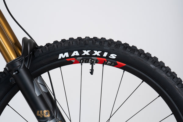 Yalla!! V2 Fox Factory Komplettbike
