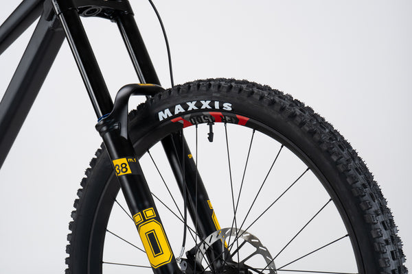 Yalla!! V2 Öhlins Komplettbike